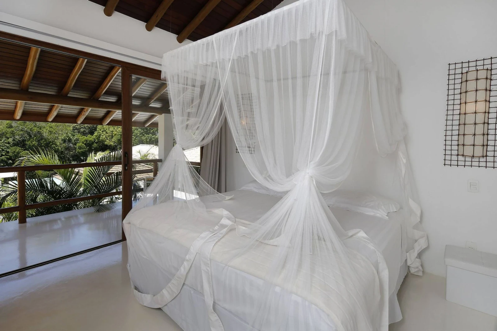 Suíte com mosquiteiro de linho e varanda, mansão de luxo em Trancoso