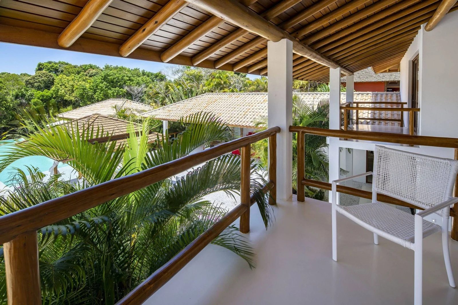 Varanda do andar superior com vista para o jardim, mansão de luxo em Trancoso