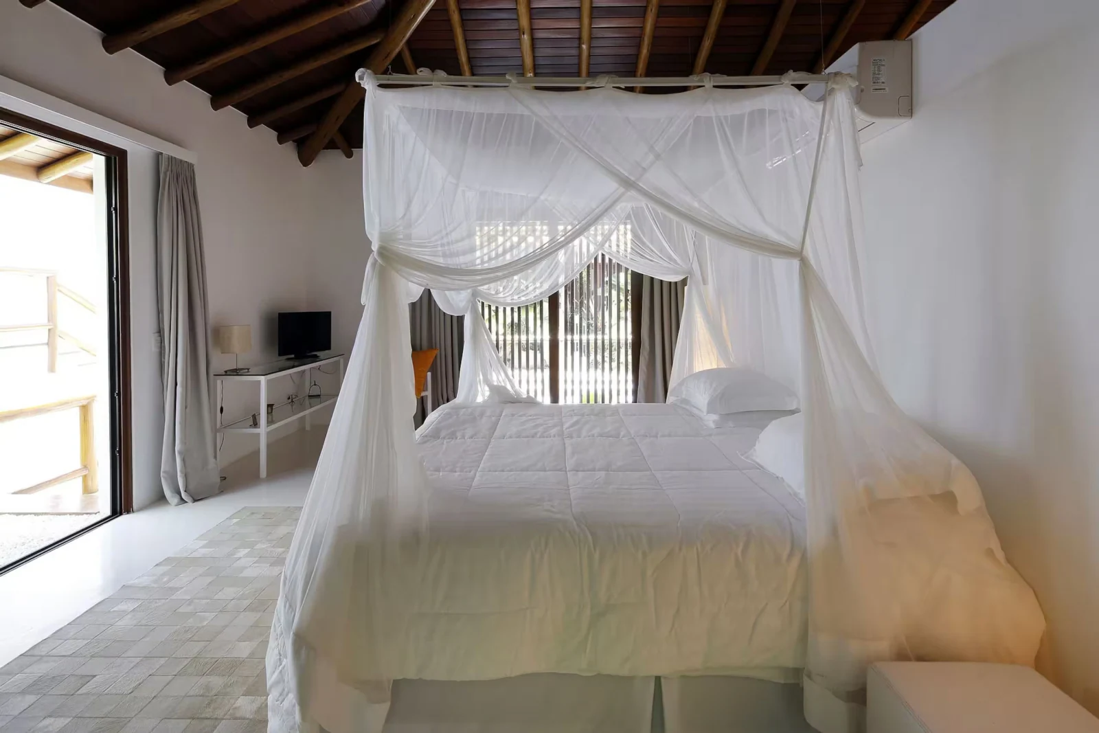 Suíte com dossel e mosquiteiro, mansão de luxo em Trancoso