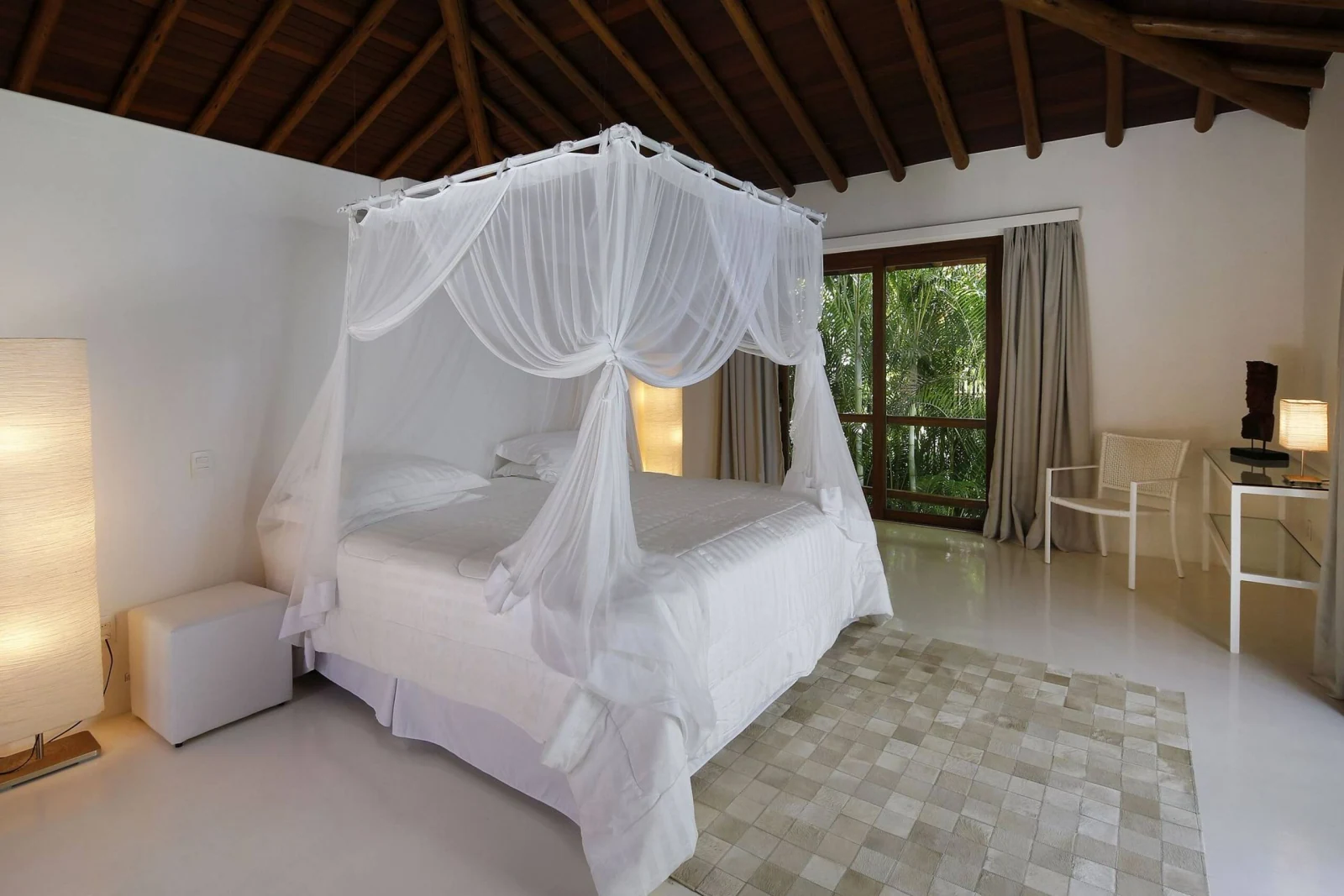 Suíte branca com cama de dossel, mansão de luxo em Trancoso