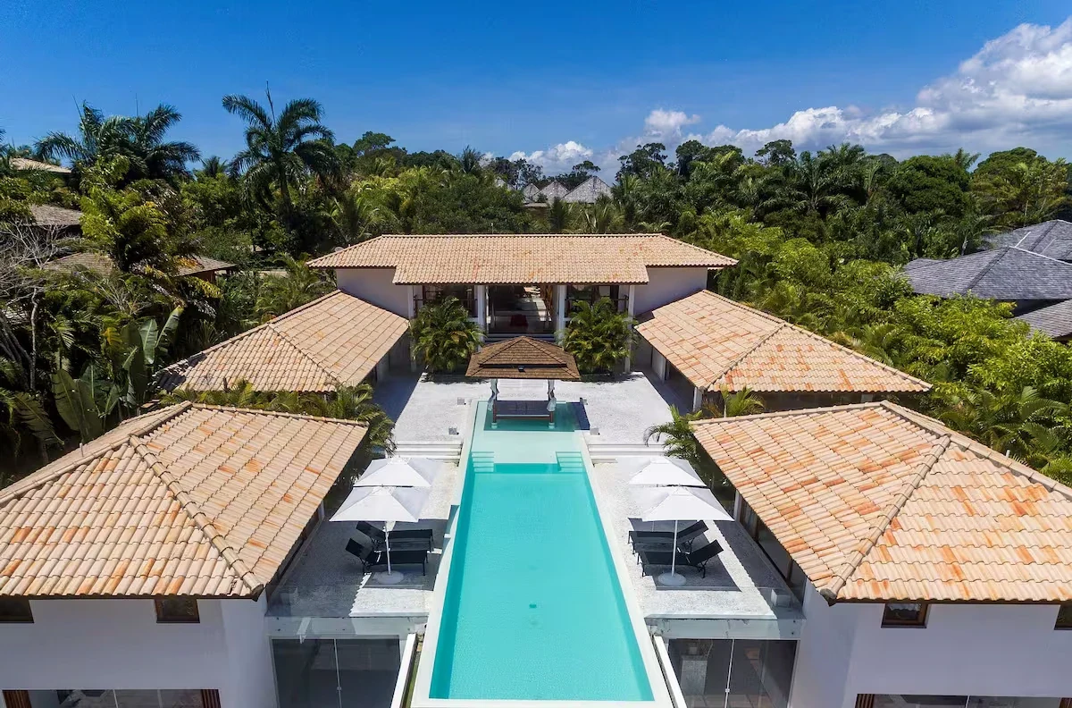Vista aérea da mansão com a piscina de raia, mansão de luxo em Trancoso