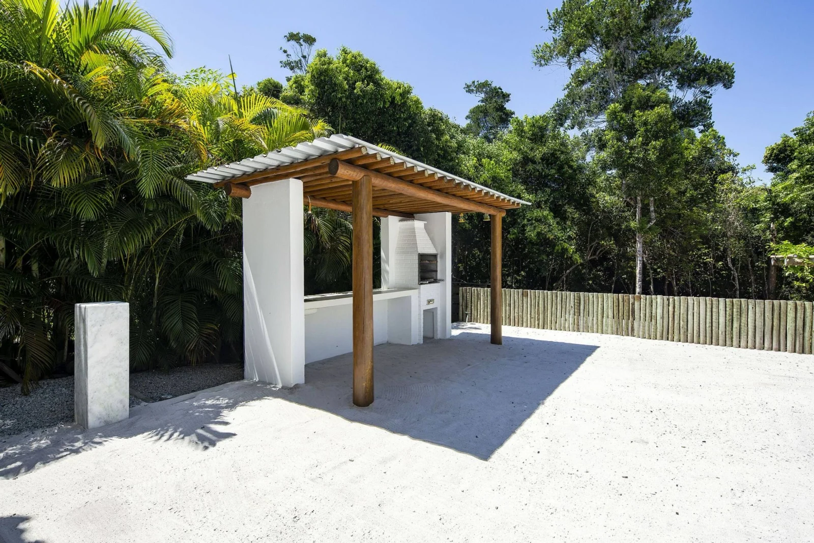Área de churrasco cercada de mata, mansão de luxo em Trancoso