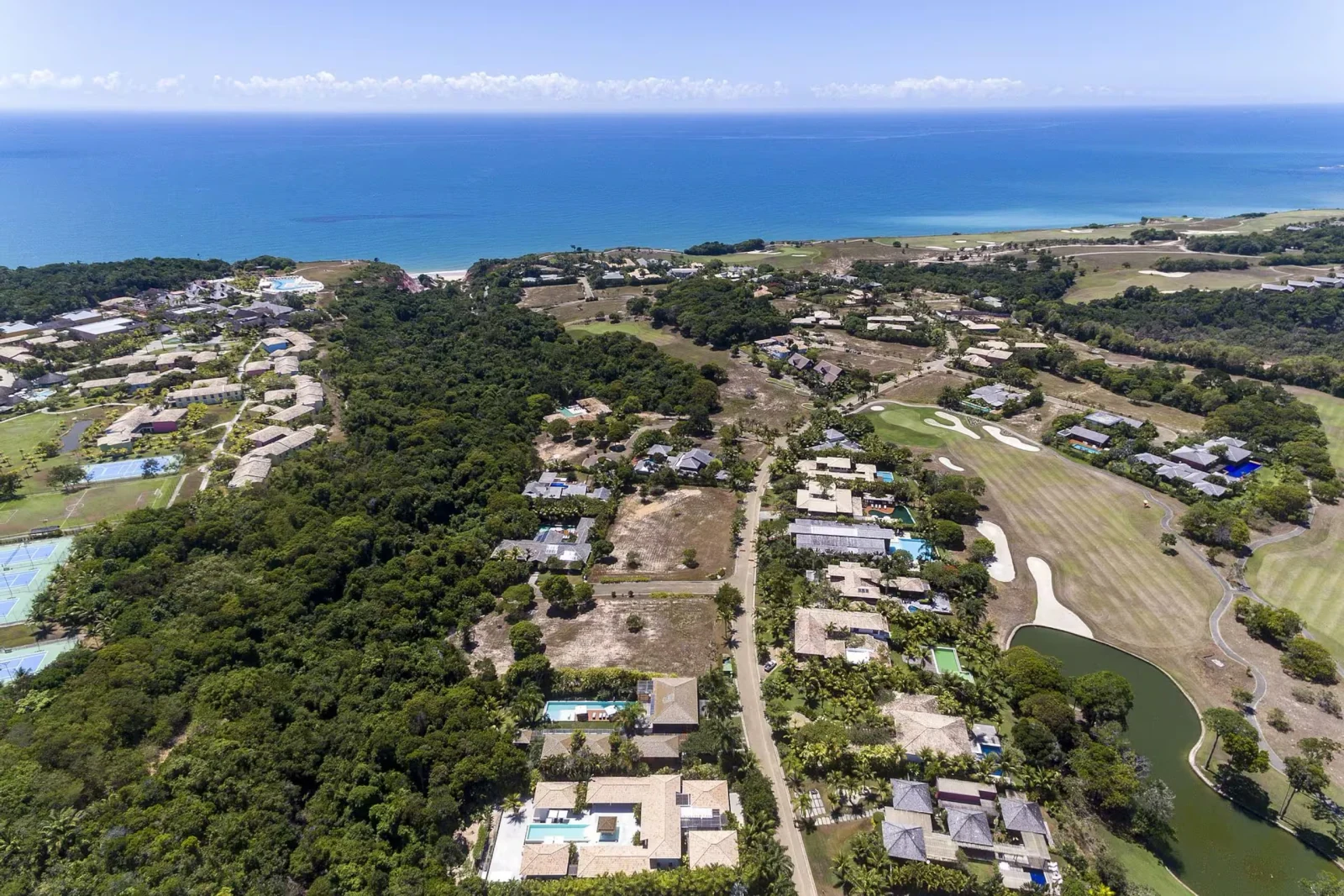 Vista aérea do Terravista Golf entre a mata e o mar, mansão de luxo em Trancoso