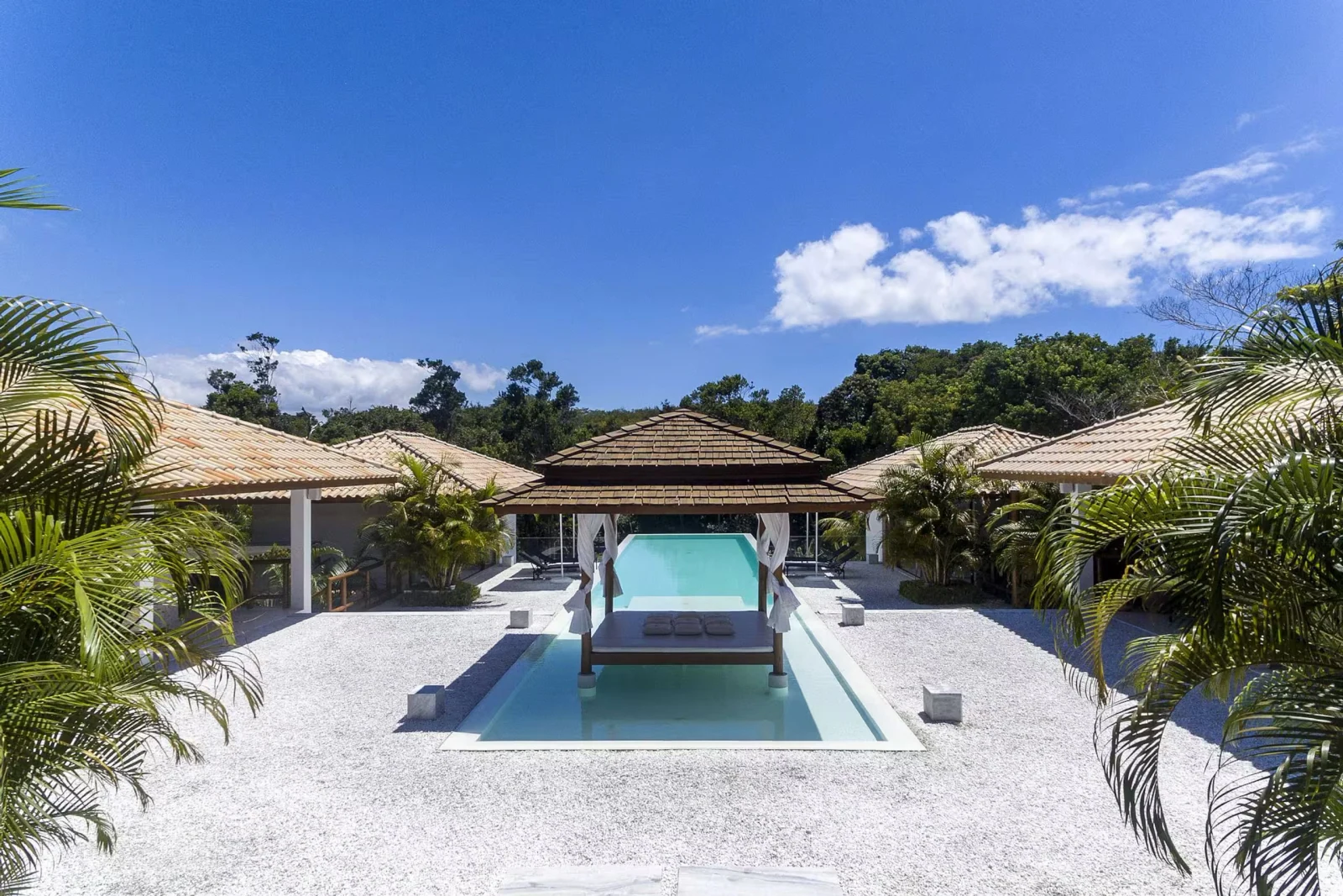 Pavilhão de madeira sobre a piscina de raia da mansão, mansão de luxo em Trancoso
