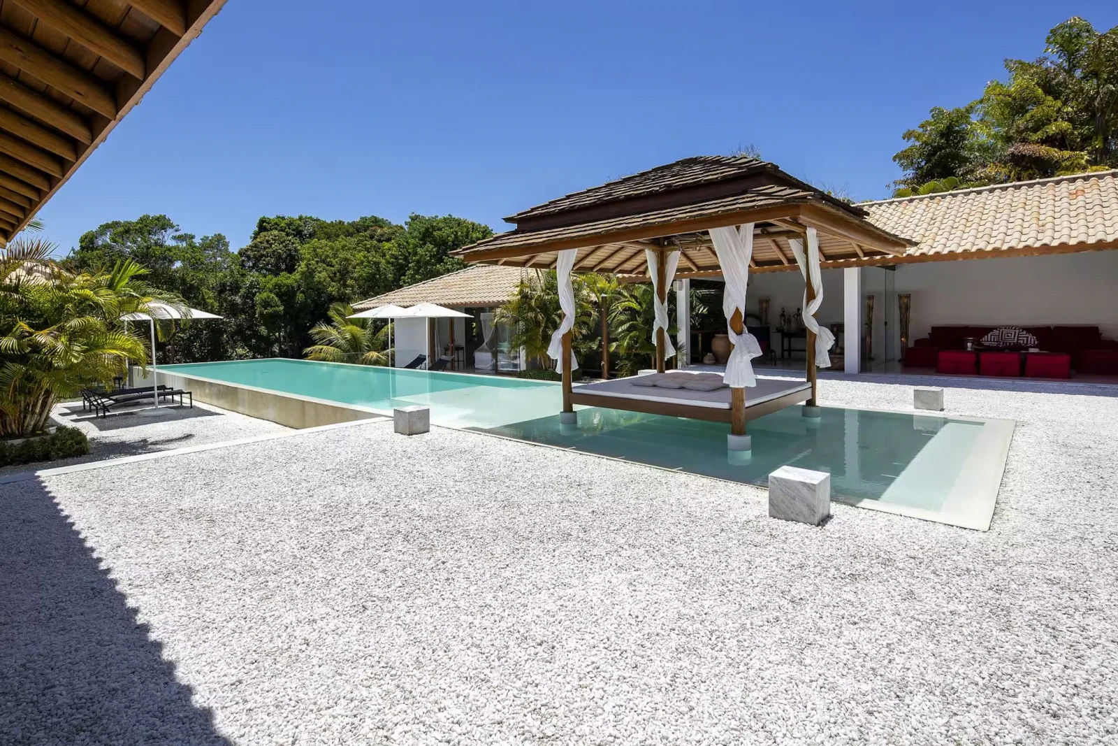 Pátio de cascalho branco com piscina e lounge, mansão de luxo em Trancoso