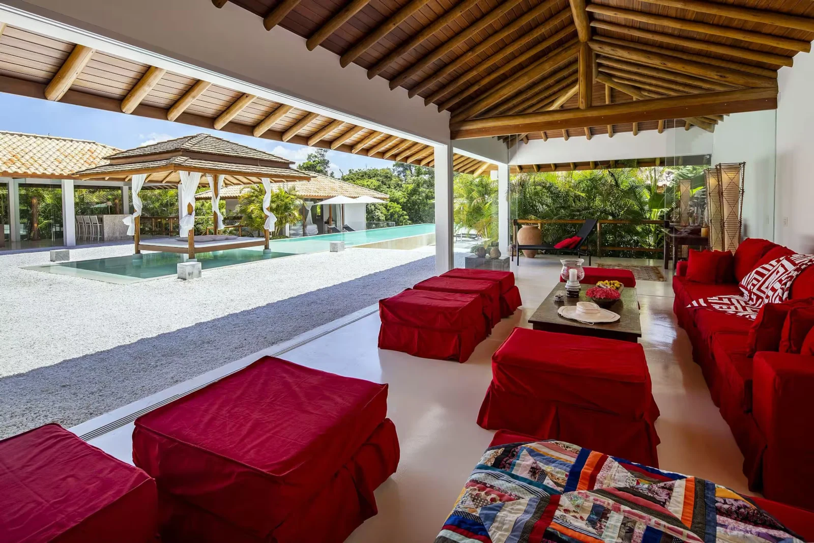 Estar com vista para a piscina, mansão de luxo em Trancoso