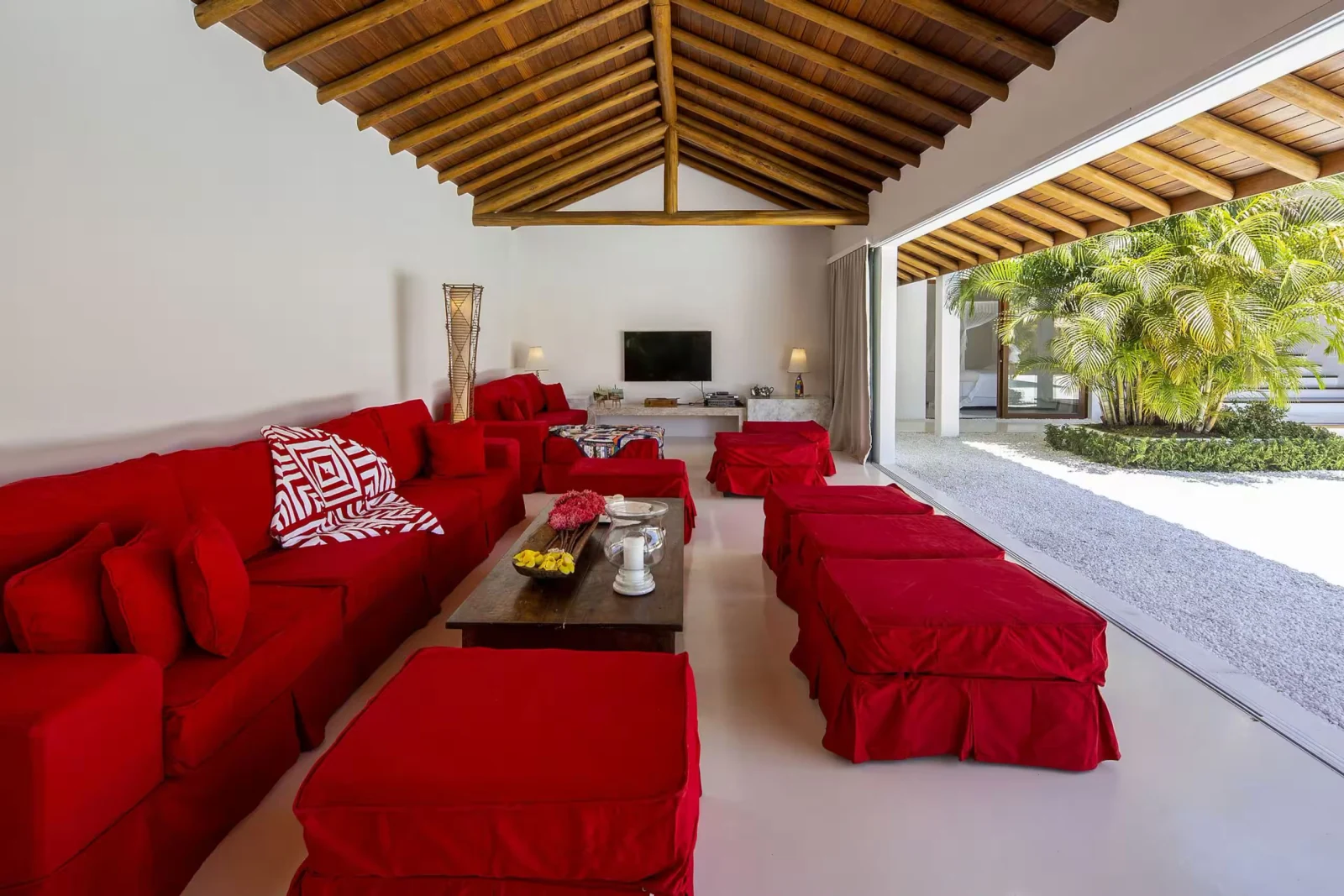 Sala de estar com sofás vermelhos, mansão de luxo em Trancoso