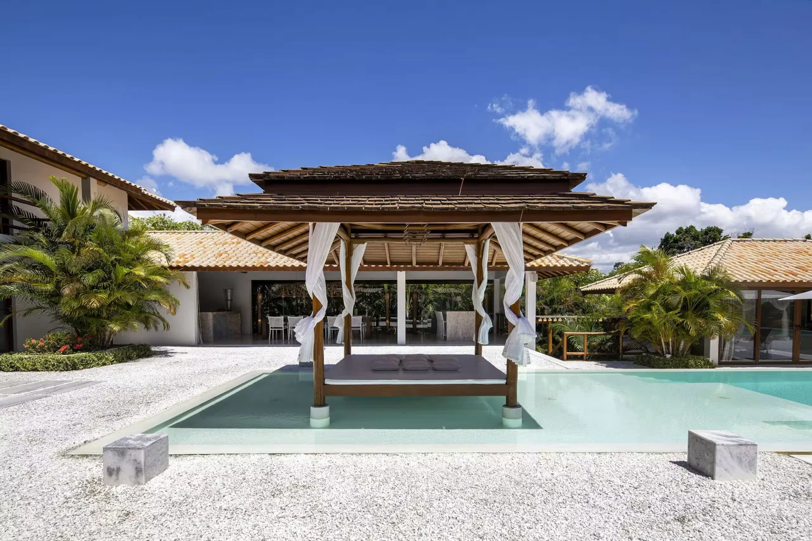 Lounge flutuante sobre a piscina, mansão de luxo em Trancoso