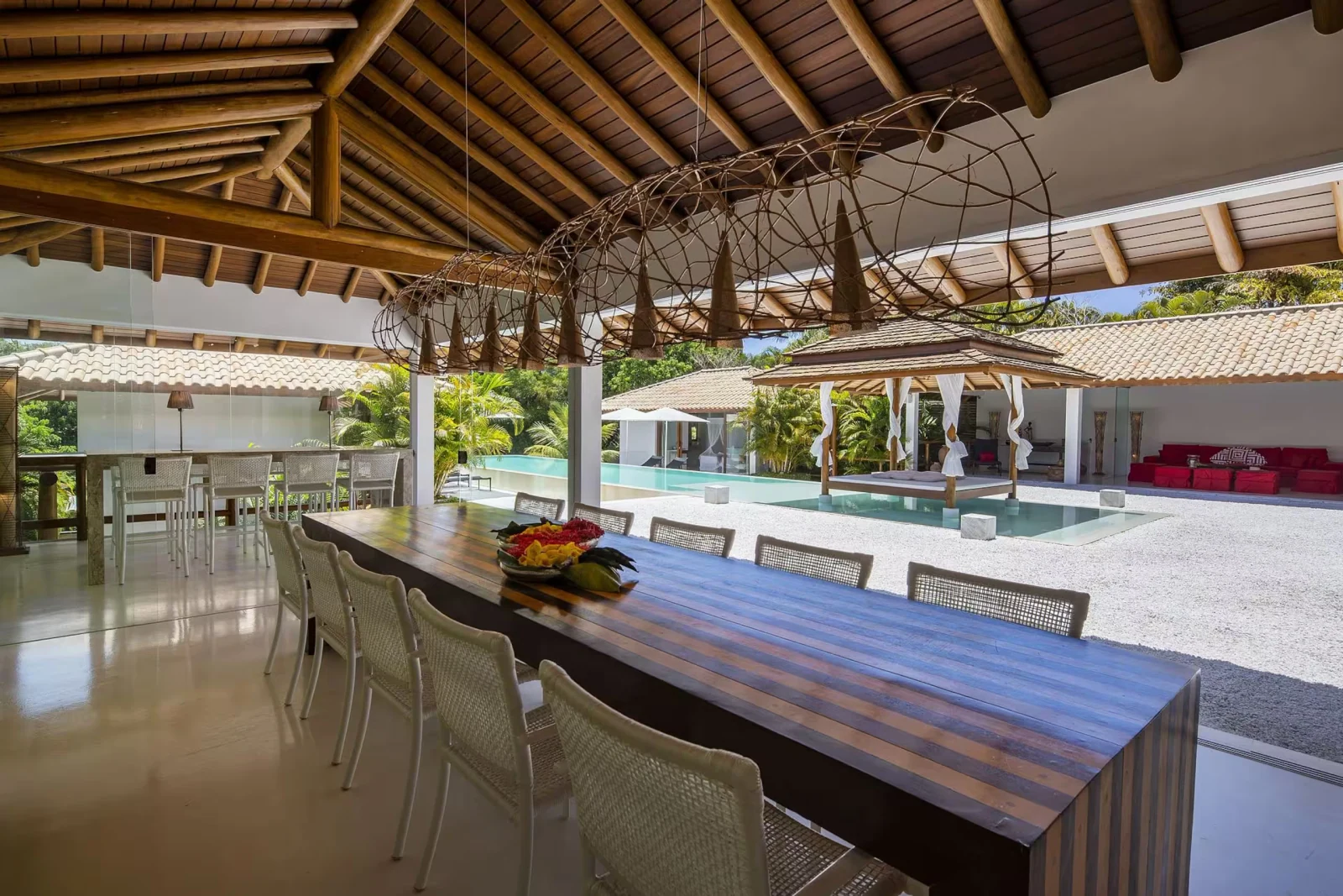 Mesa de madeira maciça para quatorze pessoas, mansão de luxo em Trancoso